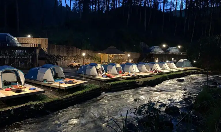 camping pinggir sungai